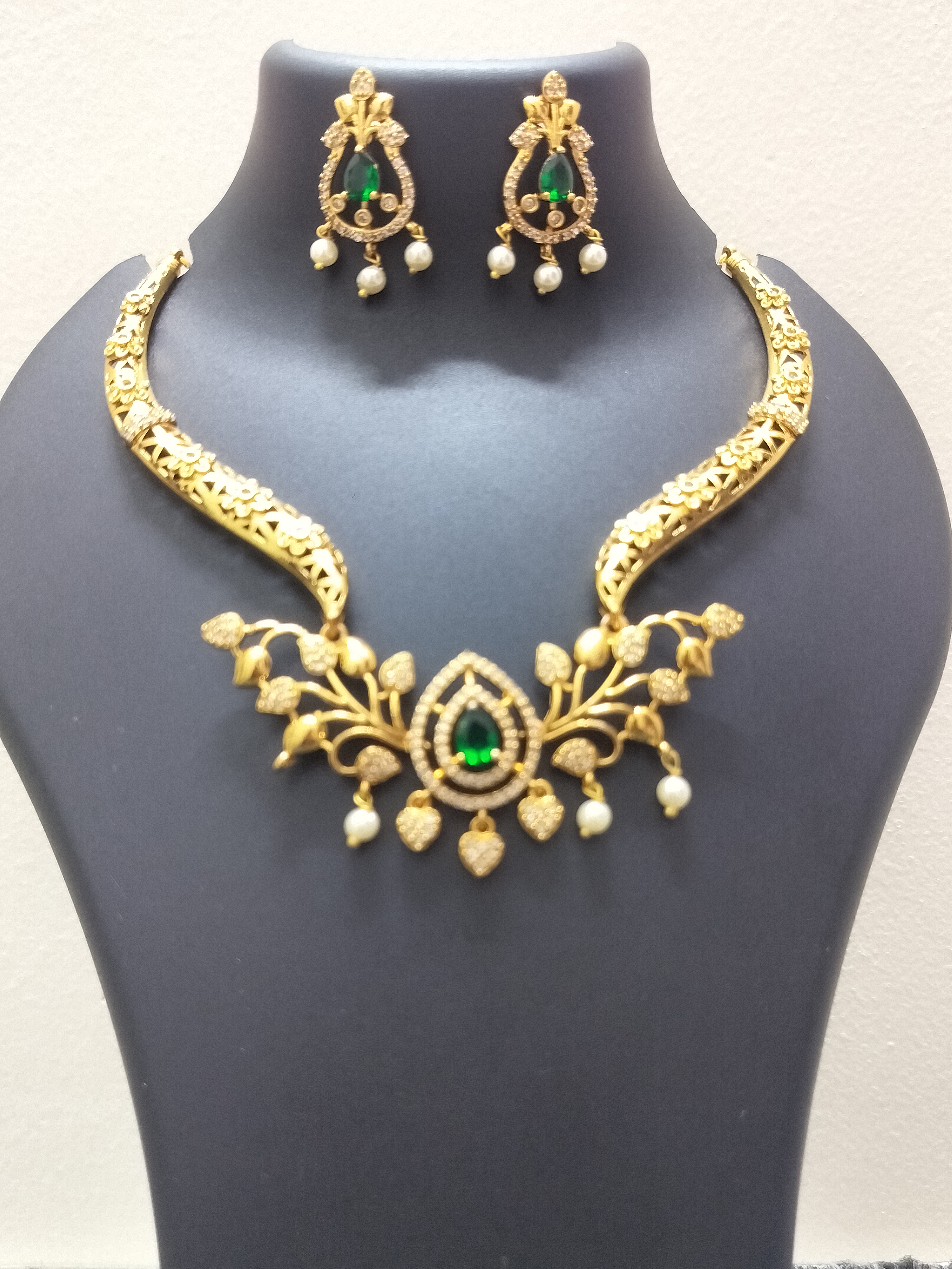 Leaf patten,luxury pearl with green crystel