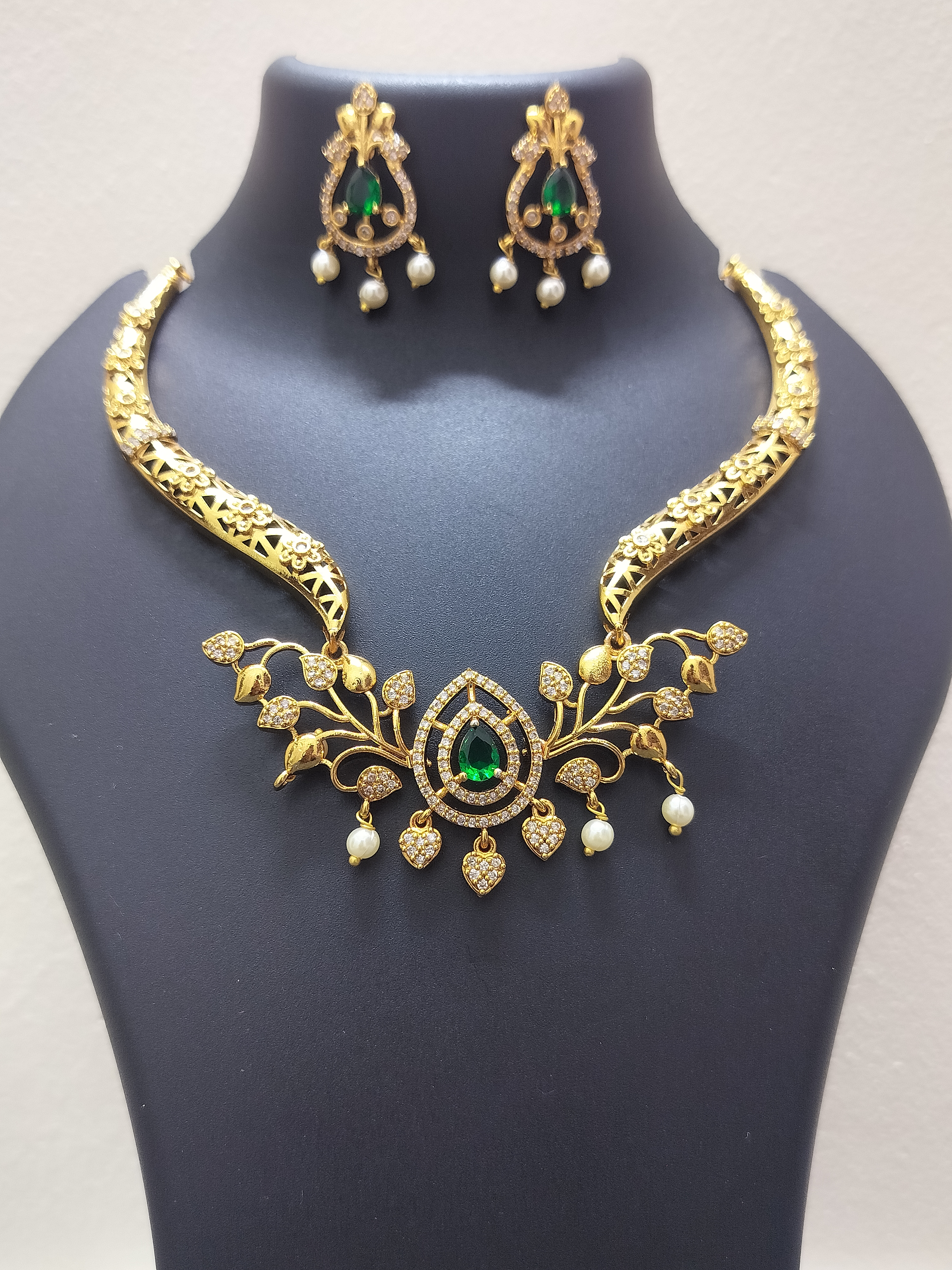 Leaf patten,luxury pearl with green crystel