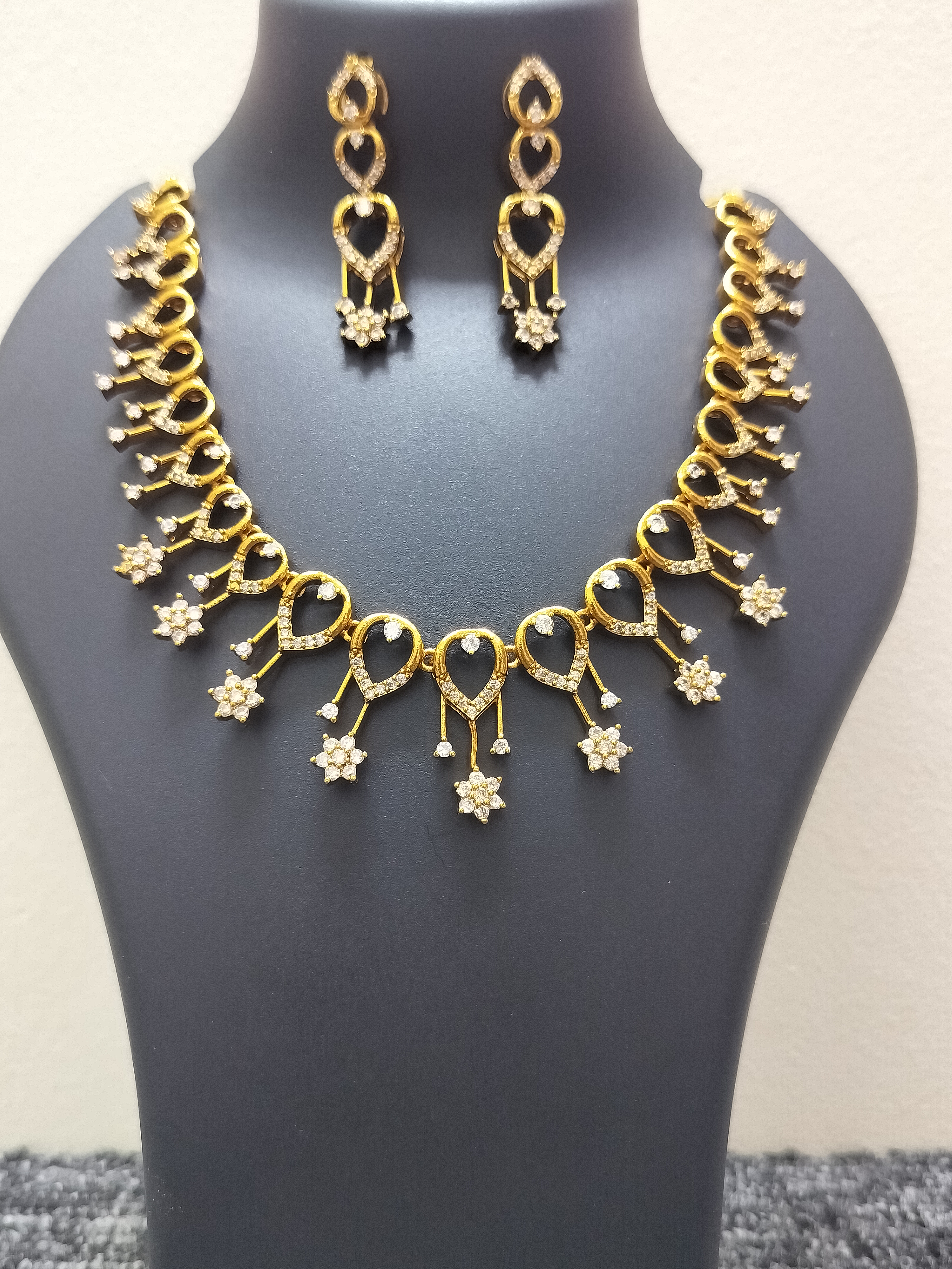 Modern heart motif,classic white stone
